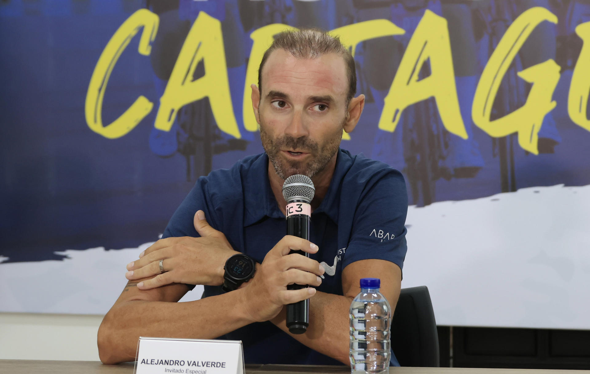 El exciclista español Alejandro Valverde habla durante una rueda de prensa este viernes, en Cartagena (Colombia). EFE/ Ricardo Maldonado Rozo