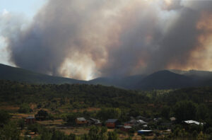 Vista del incendio forestal que afecta a Las Médulas este domingo. El incendio declarado en la localidad leonesa de Yeres se ha complicado esta tarde y ha obligado a desalojar a unos 700 vecinos de varios municipios del entorno del paraje natural de Las Médulas, Patrimonio de la Humanidad, que de momento no se ha visto afectado por las llamas.En concreto, según ha explicado la Subdelegación del Gobierno en León, han sido evacuadas por la Guardia Civil 400 vecinos de Carucedo, otros 165 de Orellán, 100 de Las Médulas y 15 de Voces, mientras que la Policía Nacional ha hecho lo mismo con una veintena de personas de Montes de Valdueza, localidad que pertenece al término municipal de Ponferrada. EFE/ Ana F Barredo