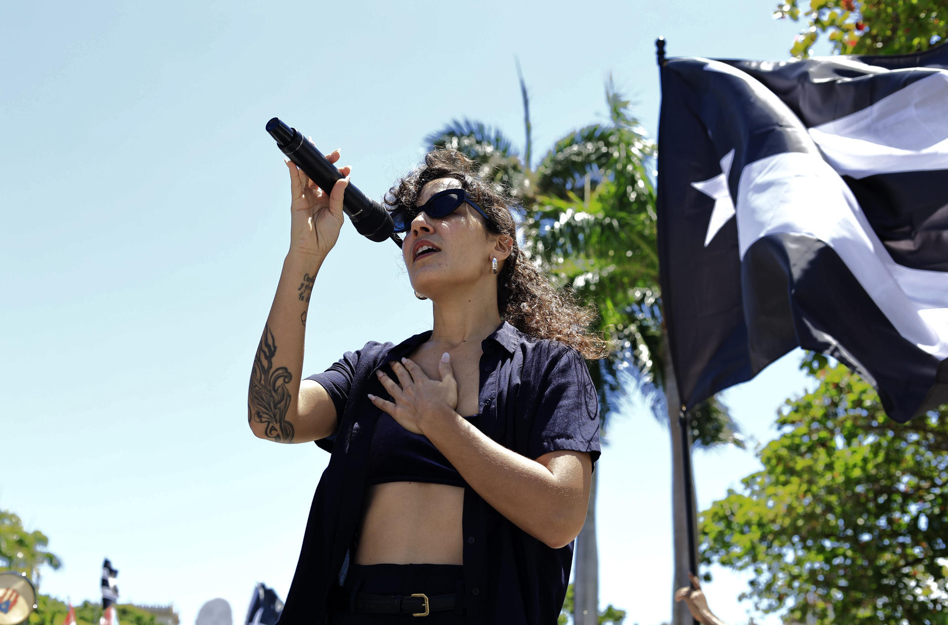 La cantante Ilé entona el himno revolucionario este domingo durante una marcha para reclamar la independencia para Puerto Rico, en San Juan (Puerto Rico). EFE/Thais Llorca