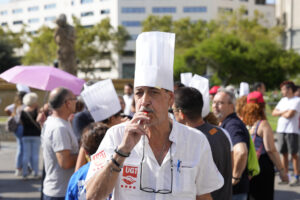 Algunos de los participantes en la concentración de este jueves que el sindicato UGT ha convocado en el centro de Barcelona, para reclamar mejoras en las condiciones laborales de los trabajadores del sector de la hostelería, que ve cada vez más precarias pese al crecimiento del sector turístico, con récords de visitantes año tras año.EFE/ Alejandro García