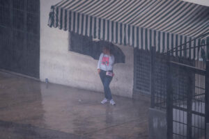 Fotografía de archivo de una persona que se protege de la lluvia, en Caracas (Venezuela). EFE/ MIGUEL GUTIERREZ