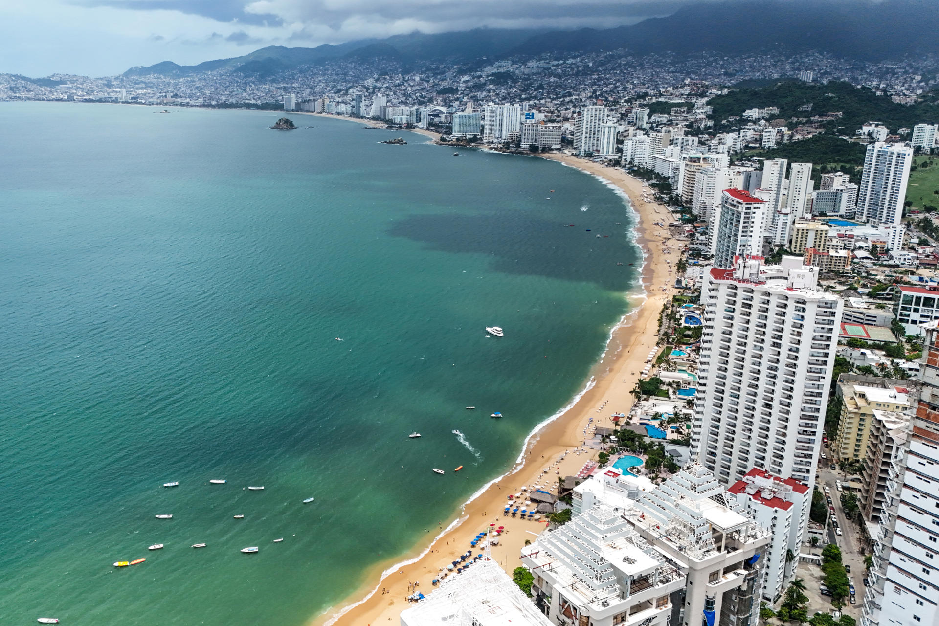 Fotografía aérea de la playa este sábado, en Acapulco (México). EFE/ David Guzmán