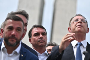 El senador de Brasil, Flávio Bolsonaro (c), hijo del expresidente Jair Bolsonaro, reacciona durante una rueda de prensa este martes, frente al Congreso Nacional en Brasilia (Brasil). EFE/ Andre Borges