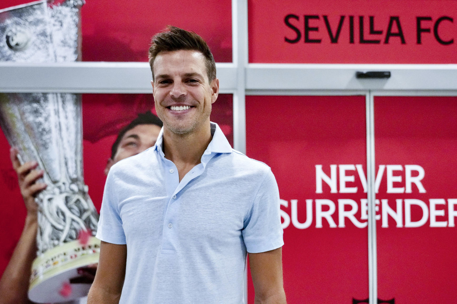 El defensor internacional César Azpilicueta ha llegado este viernes a la capital andaluza para pasar el reconocimiento médico previo a su fichaje como agente libre por el Sevilla. EFE/ David Arjona
