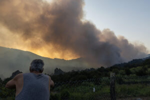 Vecinos observan el avance del fuego en Vilaboa, parroquia de Santa Cristina de Cobres, que se inició a primera hora de la tarde de este jueves y se decretó el nivel 2 por la cercanía del fuego al núcleo de Vilar. EFE/ Salvador Sas
