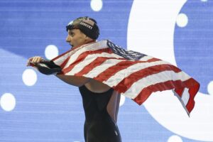 Katie Ledecky, de Estados Unidos, celebra tras ganar la medalla de oro en la final femenina de 800 metros libres en el Campeonato Mundial de Natación Singapur 2025, celebrado en Singapur el 2 de agosto de 2025.(800 metros, Singapur) EFE/EPA/RUNGROJ YONGRIT
