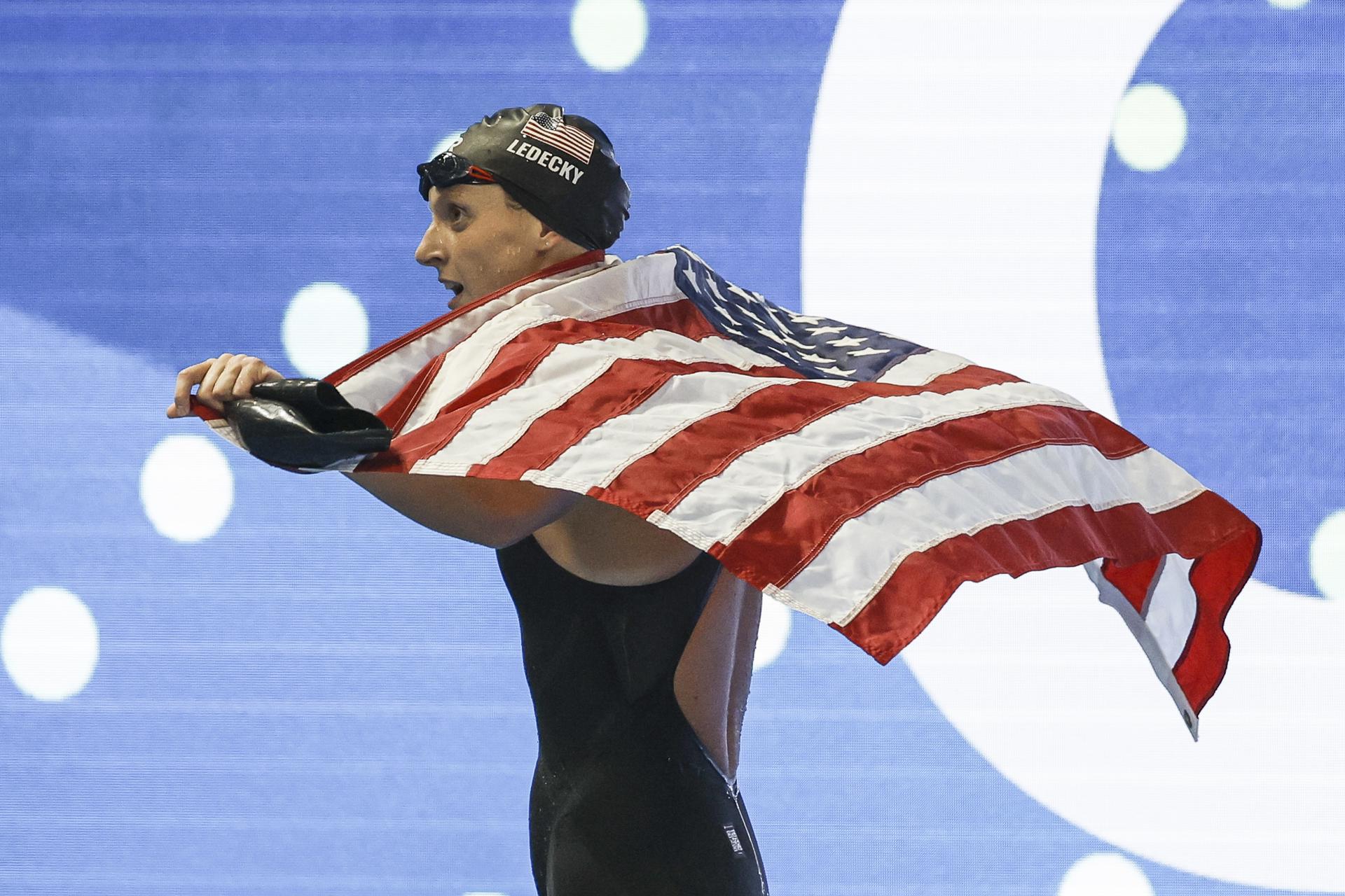 Katie Ledecky, de Estados Unidos, celebra tras ganar la medalla de oro en la final femenina de 800 metros libres en el Campeonato Mundial de Natación Singapur 2025, celebrado en Singapur el 2 de agosto de 2025.(800 metros, Singapur) EFE/EPA/RUNGROJ YONGRIT