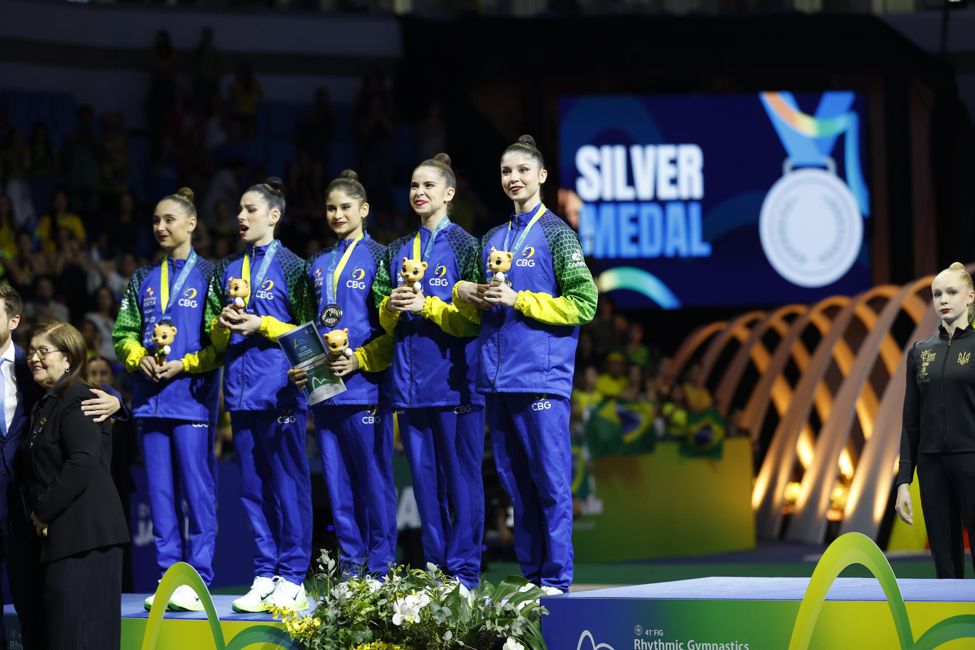 Gimnastas del equipo de Brasil posan en el podio luego de obtener el segundo lugar en la categoría de gimnasia rítmica con aro y pelota en el Campeonato Mundial de Gimnasia Rítmica. EFE/ Antonio Lacerda