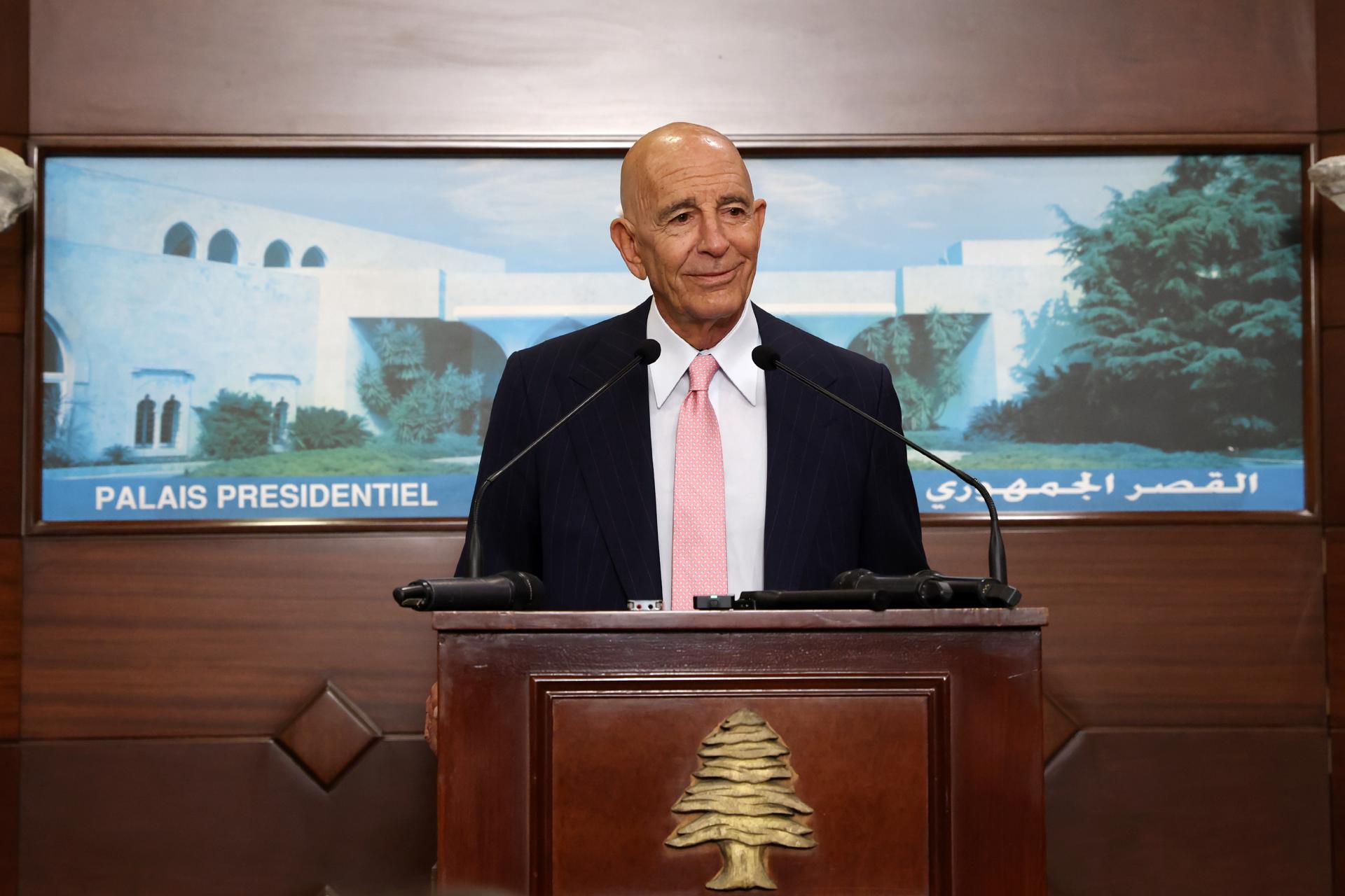 Foto facilitada por la oficina de prensa de la Presidencia libanesa muestra al embajador de EE.UU. en Turquía y enviado especial para Siria, Thomas Barrack, hablando durante una conferencia de prensa tras una reunión con el presidente libanés, Joseph Aoun, en el palacio presidencial de Baabda, al este de Beirut, el 18 de agosto de 2025. EFE/EPA/LEBANESE PRESIDENCY HANDOUT HANDOUT EDITORIAL USE ONLY/NO SALES