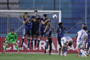 Johan Venegas de Cartaginés cobra un tiro libre este jueves, durante un partido de la Copa Centroamericana de Concacaf entre Motagua y Cartaginés en el estadio Chelato Ucles, en Tegucigalpa (Honduras). EFE/ Gustavo Amador