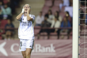 La delantera del Real Madrid Eva Navarro se lamenta durante el partido de Primera División femenina que EDF Logroño y Real Madrid disputan hoy domingo en el estadio municipal de Las Gaunas. EFE/Fernando Díaz