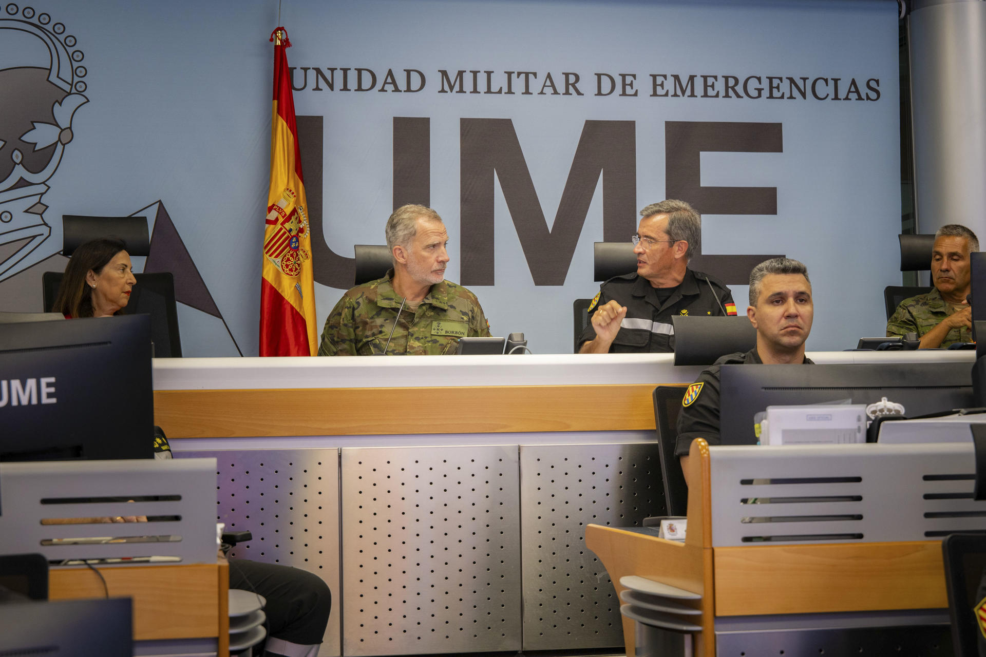 El rey Felipe VI (2i), acompañado por la ministra de Defensa Margarita Robles (i), visita el Cuartel General de la Unidad Militar de Emergencias (UME), este domingo en Torrejón de Ardoz, y ha agradecido el trabajo de estos militares contra la "tremenda voracidad" de las llamas, a la vez que ha hecho un llamamiento a la prudencia de los ciudadanos para que estén atentos a las indicaciones de las autoridades y eviten posibles riesgos. EFE/Mº de Defensa SOLO USO EDITORIAL/SOLO DISPONIBLE PARA ILUSTRAR LA NOTICIA QUE ACOMPAÑA (CRÉDITO OBLIGATORIO)