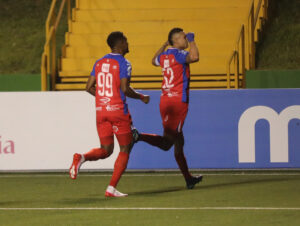 Jugadores de Xelajú MC celebran un gol este jueves, en un partido por la Copa Centroamericana de Concacaf entre Xelajú MC y Real Estelí en el estadio Cementos Progreso en Ciudad de Guatemala. EFE/ Fernando Ruiz