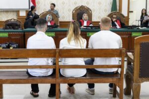 Fotografía de archivo, tomada el 15/07/2025, que muestra de espalda a tres extranjeros procesados por narcotráfico en Bali, Indonesia. EFE/EPA/MADE NAGI
