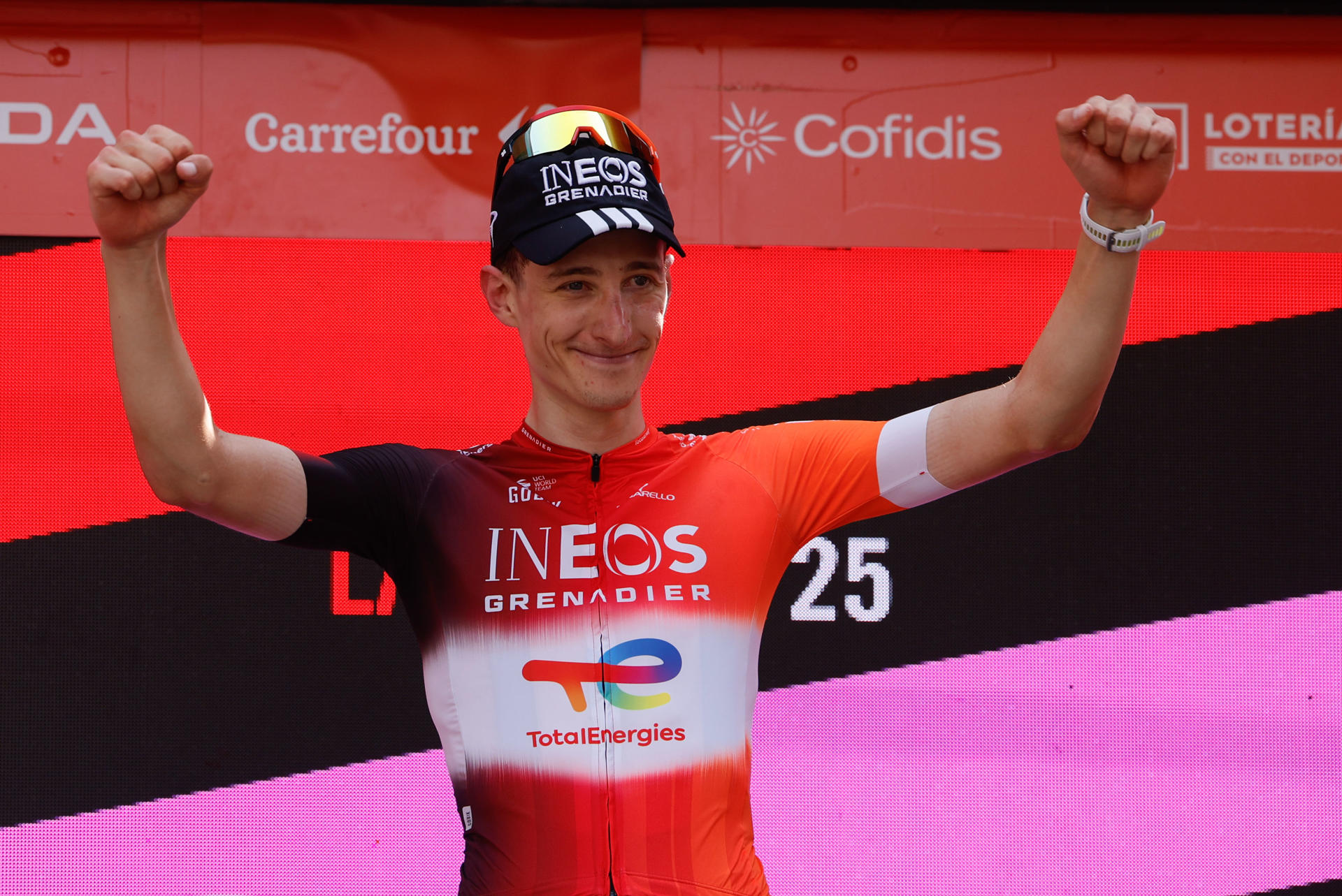 El ciclista británico del Ineos Ben Turner celebra en el podio su victoria en la cuarta etapa de la Vuelta Ciclista a España, que discurre este martes entre las localidades de Susa y Voiron sobre 206,7 kilómetros, que empieza en Italia y acaba en Francia como transición para llegar a territorio español. EFE/ Javier Lizon