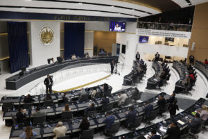 Vista general este jueves, 31 de julio, de la plenaria de la Asamblea Legislativa (Parlamento) donde fue aprobada una reforma a la Constitución que habilita la reelección presidencial indefinida en El Salvador, en la sede del legislativo en la capital salvadoreña. EFE/Rodrigo Sura