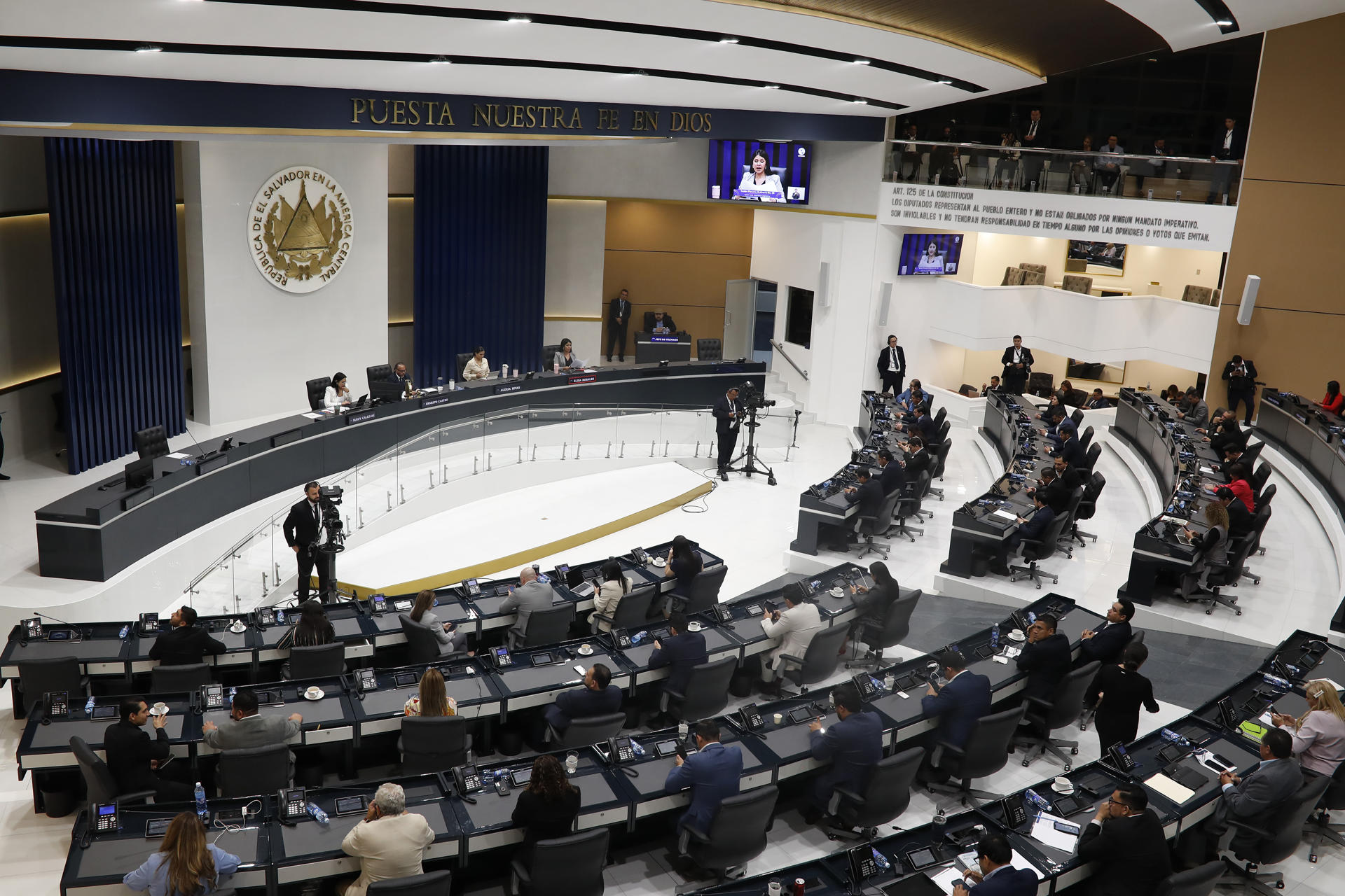 Vista general este jueves, 31 de julio, de la plenaria de la Asamblea Legislativa (Parlamento) donde fue aprobada una reforma a la Constitución que habilita la reelección presidencial indefinida en El Salvador, en la sede del legislativo en la capital salvadoreña. EFE/Rodrigo Sura