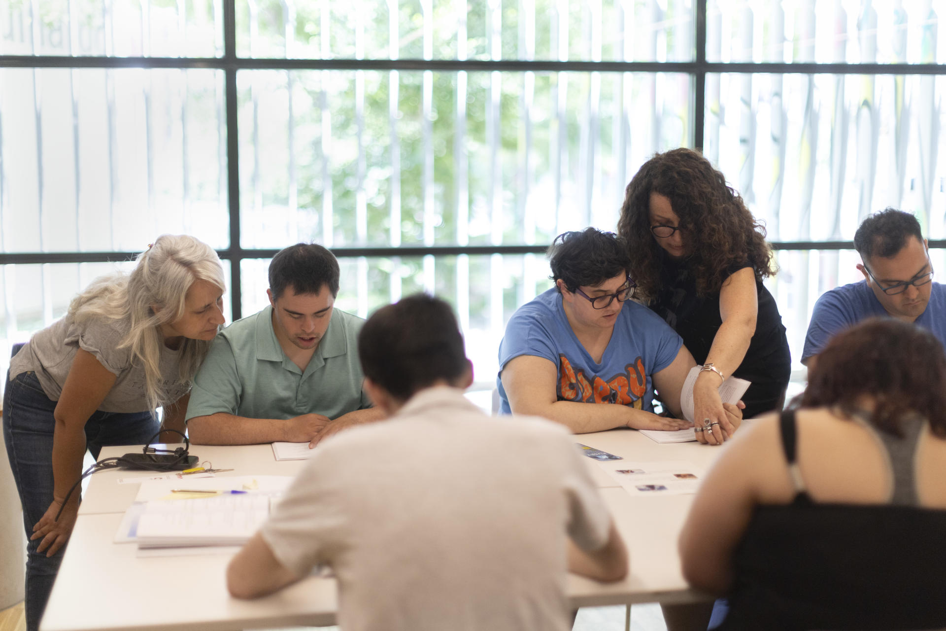 Las personas con discapacidad intelectual o con dificultad lectora ansían poder leer algo más que libros infantiles y para ello reclaman que se amplíe el catálogo de libros adaptados a 'lectura fácil', un método de frases cortas y lenguaje más sencillo que les permite disfrutar como uno más de las grandes historias de la literatura contemporánea. En la imagen miembros del club de lectura fácil de la biblioteca Mercè Rodoreda de Barcelona, uno de los clubs de lectura fácil, en el que se reúnen grupos para leer y comentar distintos títulos.EFE/ Marta Pérez