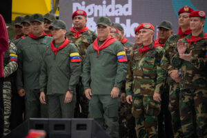Fotografía de archivo del ministro de Defensa de Venezuela, Vladimir Padrino López (c). EFE/ Rayner Peña R