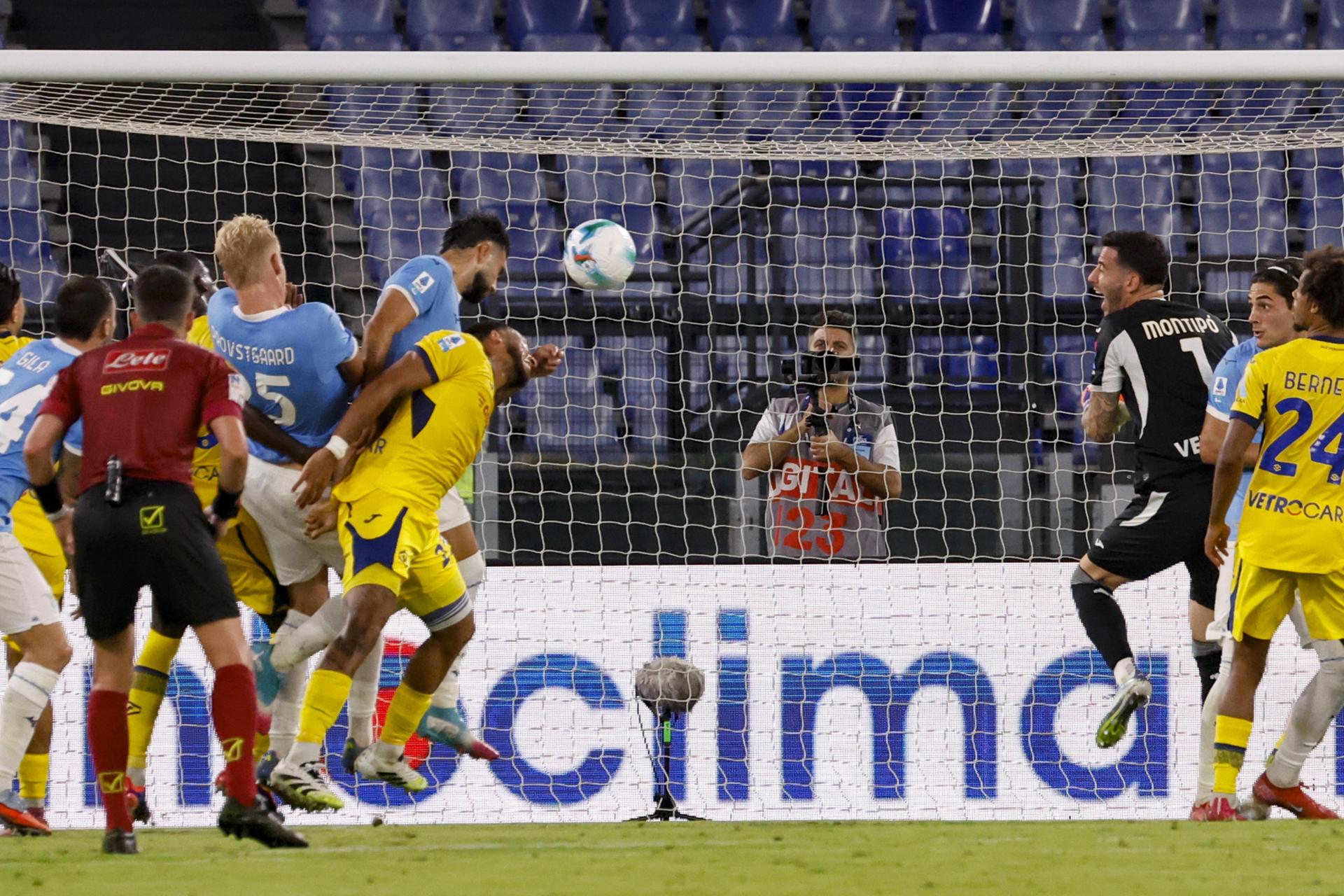 El jugador del SS Lazio Taty Castellanos (C) marca el 3-0 durante el partido de la Serie A que han jugado SS Lazio y Hellas Verona, en Roma, Italia. EFE/EPA/FABIO FRUSTACI