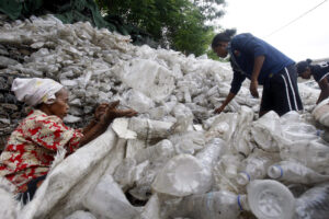 En la imagen de archivo, trabajadores de Timor del Este seleccionan botellas de plástico para su procesamiento en Manluena. EPA/ANTONIO DASIPARU
