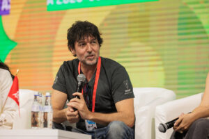 Una historia real de amistad y supervivencia al margen de ideologías de dos españoles en un GULAG situado en la inhóspita estepa kazaja es el argumento de "La tregua", la última película rodada por el cineasta español Miguel Ángel Vivas (c). Con el paraguas de Netflix, la cinta será presentada en el próximo Festival de San Sebastián, que se celebrará del 19 al 27 de septiembre. -EFE/ Festival Comic Con de Astaná ***SOLO USO EDITORIAL/SOLO DISPONIBLE PARA ILUSTRAR LA NOTICIA QUE ACOMPAÑA (CRÉDITO OBLIGATORIO)***
