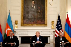 El presidente de Azerbaiyán, Ilham Aliyev; el presidente de Estados Unidos, Donald Trump, y el primer ministro de Armenia, Nikol Pashinyan, reunidos en la Casa Blanca. EFE/Nathan Howard