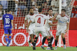 Los jugadores del Sevilla celebran el gol del empate durante el partido correspondiente a la segunda jornada de LaLiga EA Sports entre Sevilla y Getafe, disputado en el estadio Sánchez Pizjuán de Sevilla. EFE/José Manuel Vidal