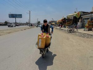KABUL (Afghanistan), 23/08/2025.- Un jóven traslada bidones de agua para repartir entre la vecindad ante la sequía que asola Kabul. (sequía, Afganistán) EFE/EPA/SAMIULLAH POPAL