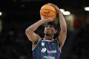 Fotografia de Daniel González en la que puede verse una foto de archivo del 8 de diciembre 2024 del base estadounidense Kameron Taylor, entonces del Unicaja, lanzando a canasta.