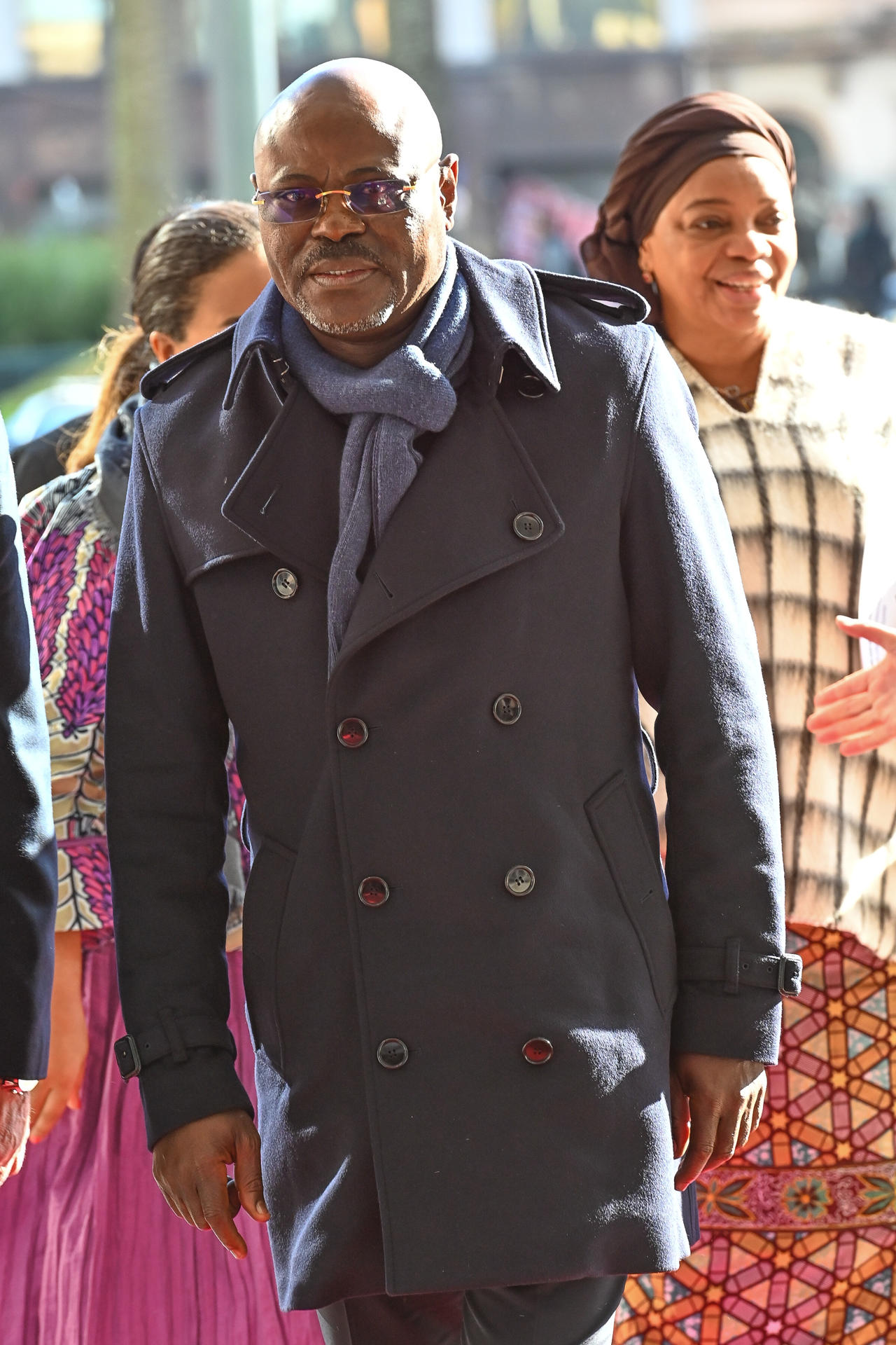El viceprimer ministro y ministro de Defensa Nacional de la República Democrática del Congo, Guy Kabombo Muadiamvita, saluda a su llegada este miércoles, en la Torre Ejecutiva en Montevideo (Uruguay). EFE/ Federico Gutiérrez