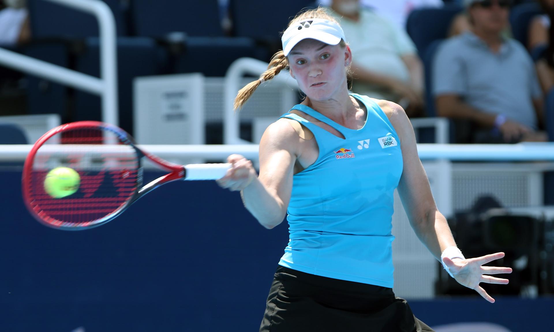 Elana Rybakina de Kazajistán en acción contra Aryna Sabalenka de Bielorrusia durante su partido de cuartos de final de individuales femeninos del Cincinnati Open en el Lindner Family Tennis Center en Mason, Ohio, EE.UU. EFE/EPA/MARK LYONS
//////////
MASON (United States), 15/08/2025.- Elana Rybakina of Kazakhstan in action against Aryna Sabalenka of Belarus during their women's singles quarterfinal match of the Cincinnati Open at the Lindner Family Tennis Center in Mason Ohio, USA, 15 August 2025. (Tenis, Bielorrusia, Kazajstán) EFE/EPA/MARK LYONS
