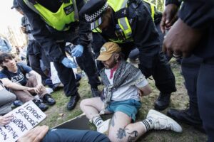 Agentes de policía arrestan a los simpatizantes de Palestine Action que asistieron a una gran protesta organizada por el grupo Defend Our Juries.EFE/TOLGA AKMEN