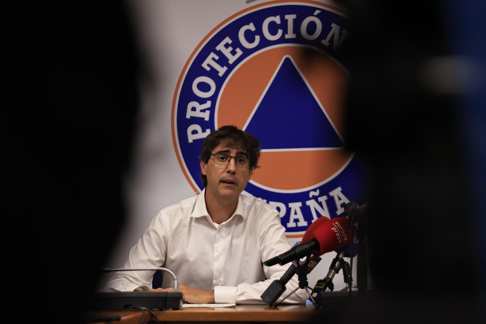 El Jefe de Producción de la AEMET, Francisco Javier Rodriguez, comparece junto a la directora general de Protección Civil, Virginia Barcones, tras la reunión CECOD presidida telemáticamente por el presidente del Gobierno, Pedro Sánchez, este lunes. EFE/Pablo R. Seco