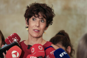 La ministra de Inclusión, Seguridad Social y Migraciones, Elma Saiz, atiende a los medios tras mantener una reunión con los responsables de la Dirección General de Gestión Migratoria del Ministerio para presentar el resultado de la operación humanitaria a menores gazatíes enfermos.  EFE/ Pablo R.Seco