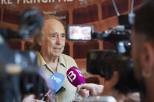 El cantautor Joan Manuel Serrat atiende a los medios este jueves mientras asiste a la presentación de la programación del Teeatre Principal de Mahón, donde volverá a actuar el 22 de noviembre tres años después de su despedida de los escenarios para participar en una gala solidaria de la Fundació Clarós, de la que es patrono. EFE/ David Arquimbau Sintes