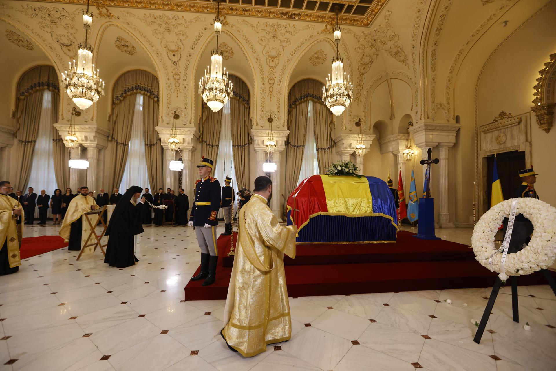Sacerdotes realizan una ceremonia religiosa ante el ataúd del expresidente Ion Iliescu mientras yace en el Palacio Presidencial en Bucarest, Rumania, el 6 de agosto de 2025. Ion Iliescu, el primer presidente elegido democráticamente de Rumania, murió a la edad de 95 años, confirmó el gobierno rumano el 5 de agosto de 2025.. (Rumanía, Bucarest) EFE/EPA/BOGDAN CRISTEL
