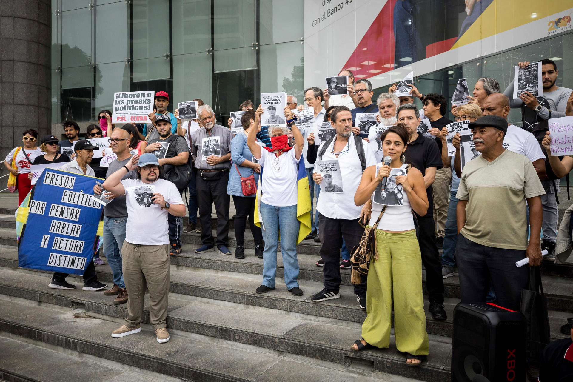 La activista Martha Grajales habla en una manifestación este viernes, en Caracas (Venezuela). EFE/ MIGUEL GUTIÉRREZ
