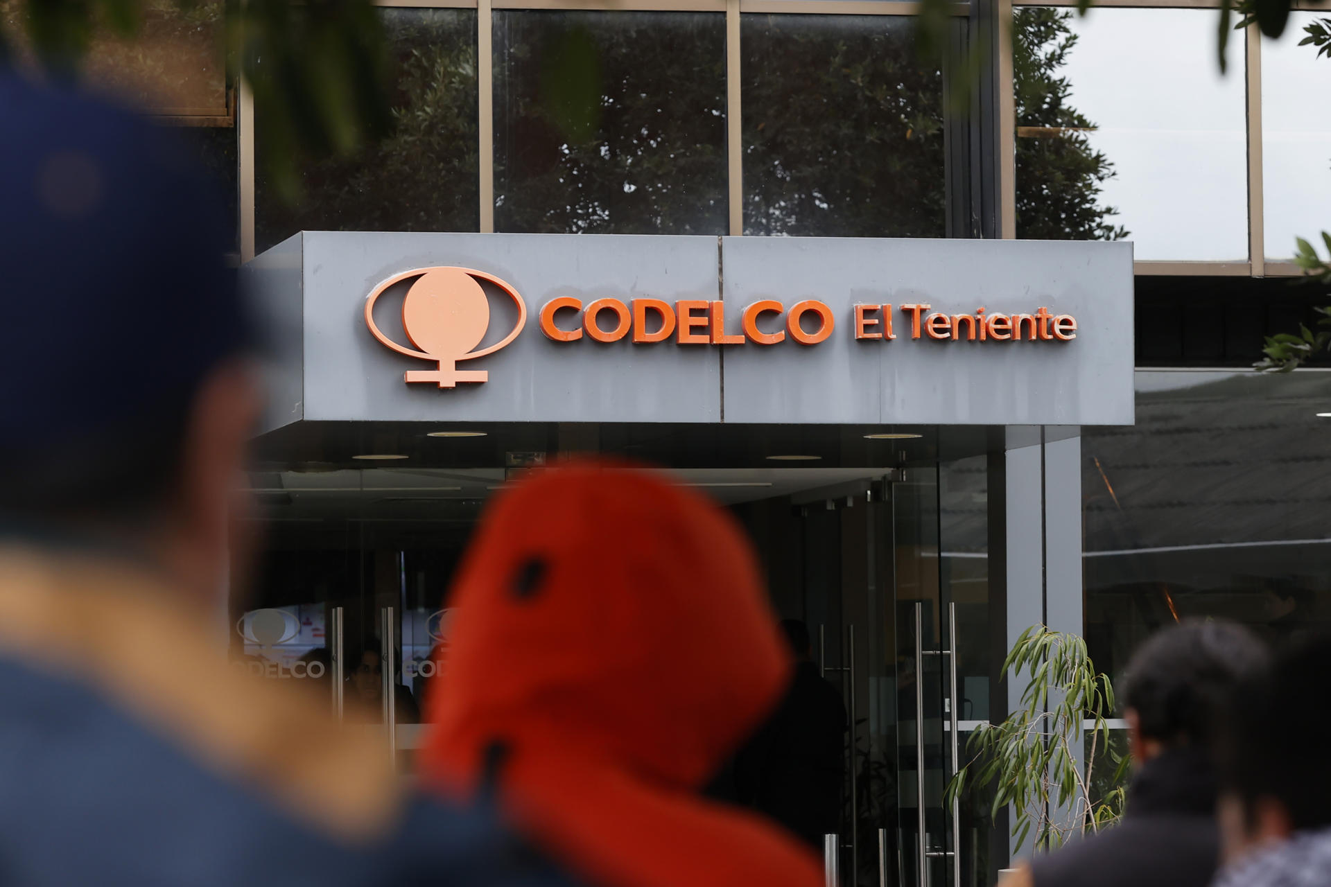 Fotografía del acceso a las oficinas centrales de la División El Teniente este sábado, en Rancagua (Chile). EFE/ Elvis González