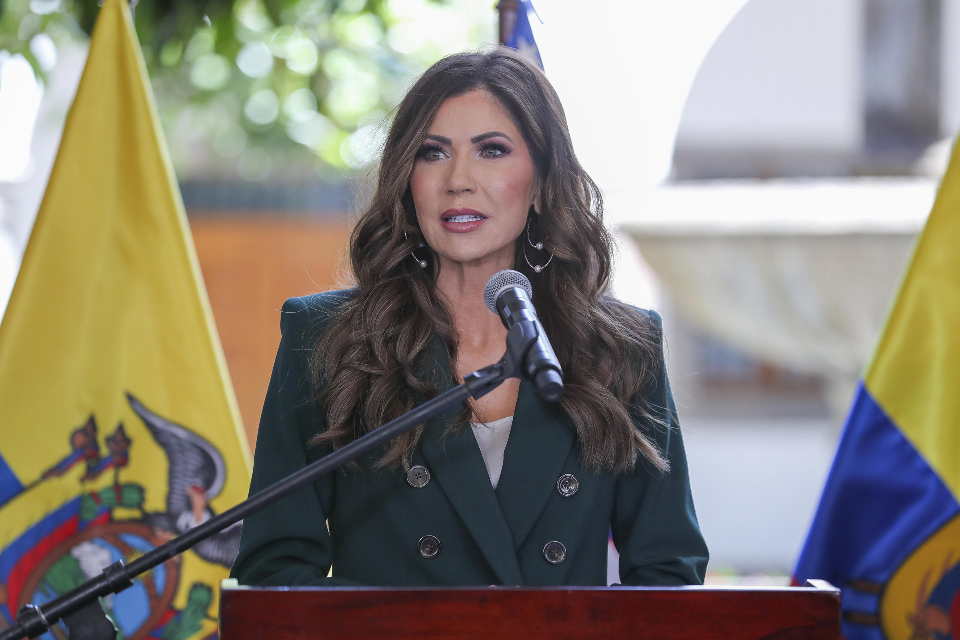 La secretaria de Seguridad Nacional de Estados Unidos, Kristi Noem, fue captada este jueves, 31 de julio, durante una rueda de prensa, en el Palacio de Carondelet, en Quito (Ecuador). EFE/José Jácome