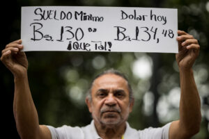 Una persona sostiene un cartel durante una manifestación este jueves, en Caracas (Venezuela). EFE/ Miguel Gutierrez