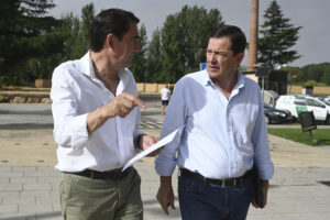 El presidente de la Junta de Castilla y León, Alfonso Fernández Mañueco (d) y el consejero de Medio Ambiente, Juan Carlos Suárez Quiñones, se dirigen a la reunión para valorar los incendios en la provincia de León. EFE/J.Casares