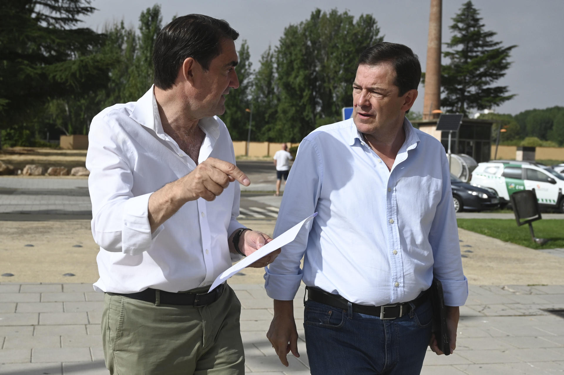 El presidente de la Junta de Castilla y León, Alfonso Fernández Mañueco (d) y el consejero de Medio Ambiente, Juan Carlos Suárez Quiñones, se dirigen a la reunión para valorar los incendios en la provincia de León. EFE/J.Casares