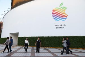 Personas caminan en frente de una tienda de Apple en Pekín (China). EFE/EPA/WU HAO