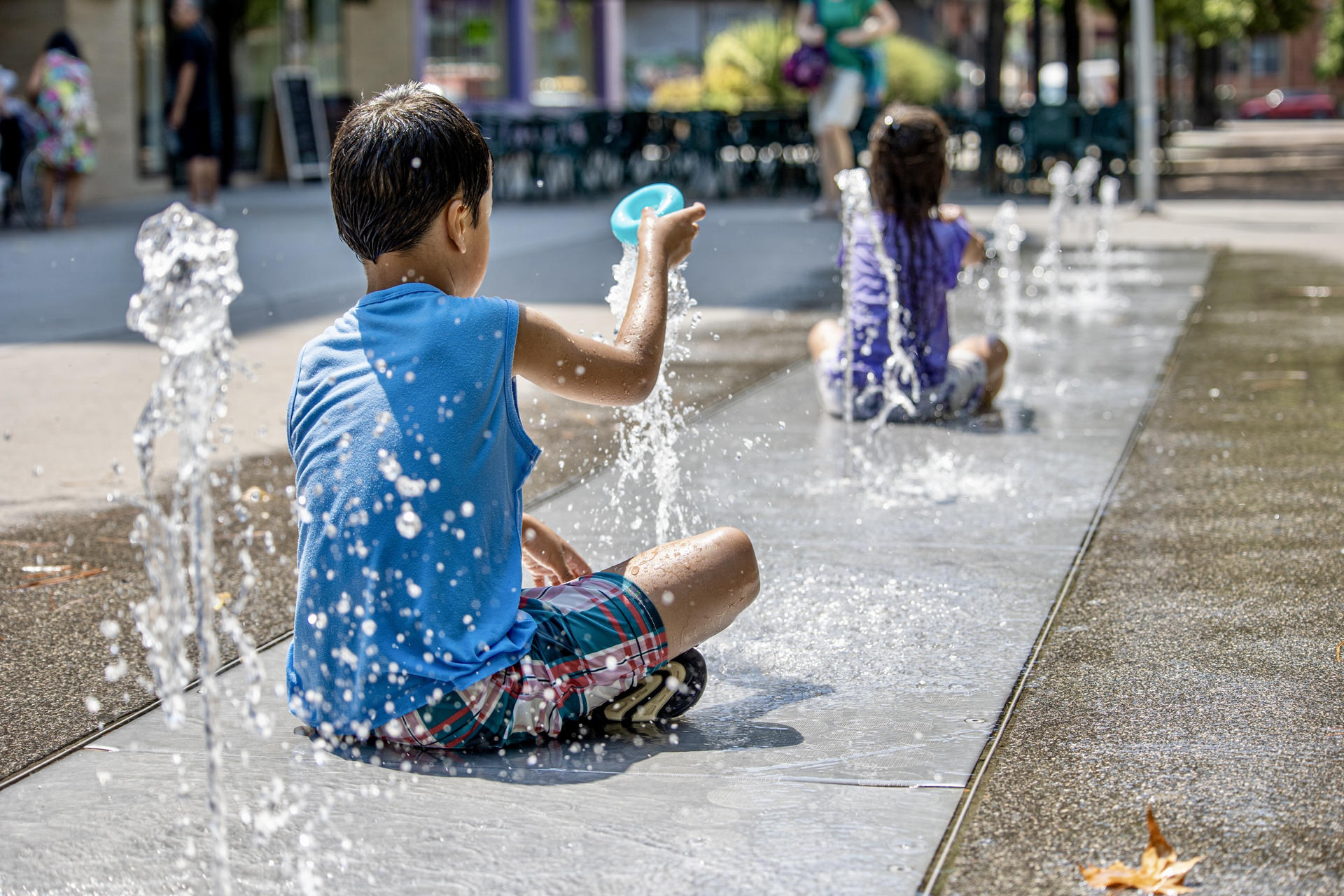 Unos niños se refrescan en una fuente de Logroño este sábado. EFE/Raquel Manzanares
