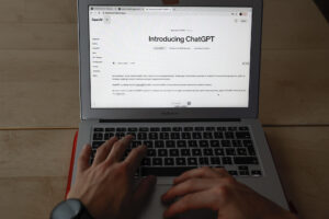 ChatGPT (acrónimo del inglés Chat Generative Pre-Trained) es una aplicación de chatbot de inteligencia artificial desarrollada en el año 2022 por OpenAI. EFE/Ballesteros
