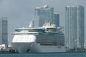 Fotografía de archivo que muestra el crucero Mariner of the Seas, de la compañía Royal Caribbean, atracado en la Bahía de Miami (EE. UU). EFE/Giorgio Viera