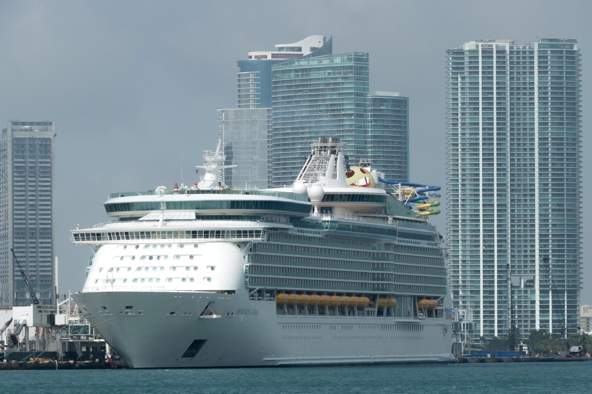 Fotografía de archivo que muestra el crucero Mariner of the Seas, de la compañía Royal Caribbean, atracado en la Bahía de Miami (EE. UU). EFE/Giorgio Viera
