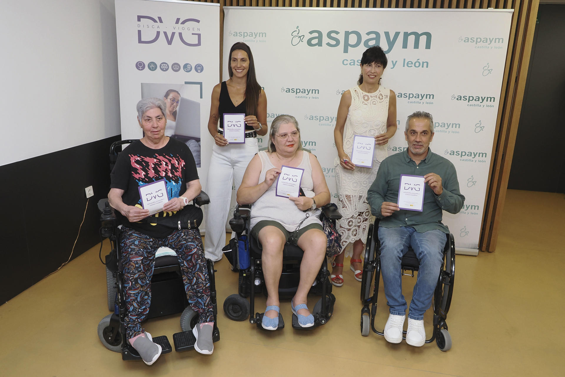 La ministra de Igualdad, Ana Redondo (2d), acude a la presentación del proyecto Disca-VioGen, elaborado por la Asociación de personas con lesión medular y otras discapacidades físicas, en un acto en el que ha estado acompañada del presidente de Aspaym Castilla y León Angel de Propios. EFE/ R. García