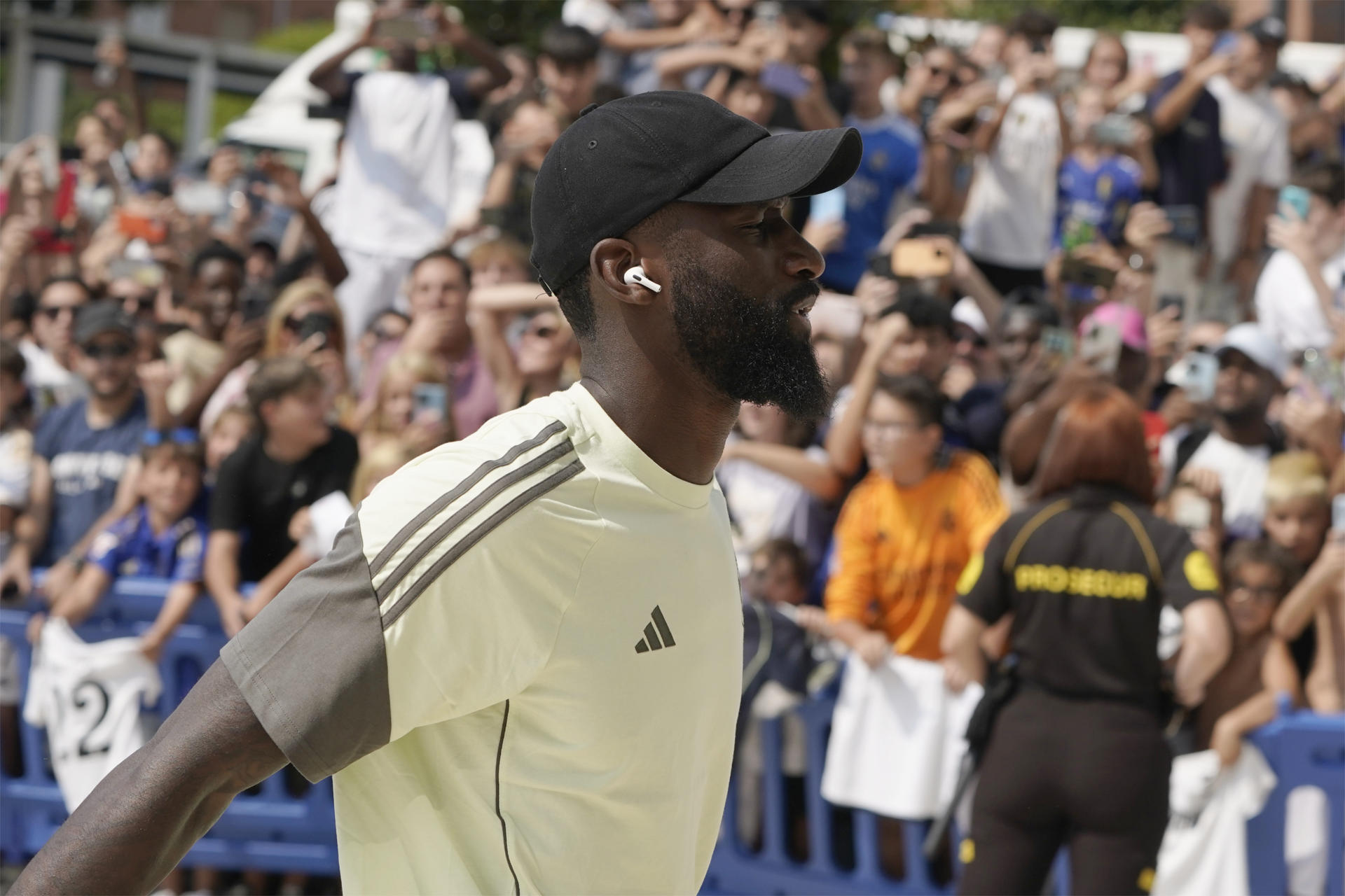El defensa alemán del Real Madrid Antonio Rudiger a su llegada al hotel de concentración del equipo en Oviedo, horas antes del partido correspondiente a la segunda jornada de la LaLiga EA Sports que enfrenta al Real Oviedo y al Real Madrid, esta tarde en el estadio Carlos Tartiere. EFE/Paco Paredes